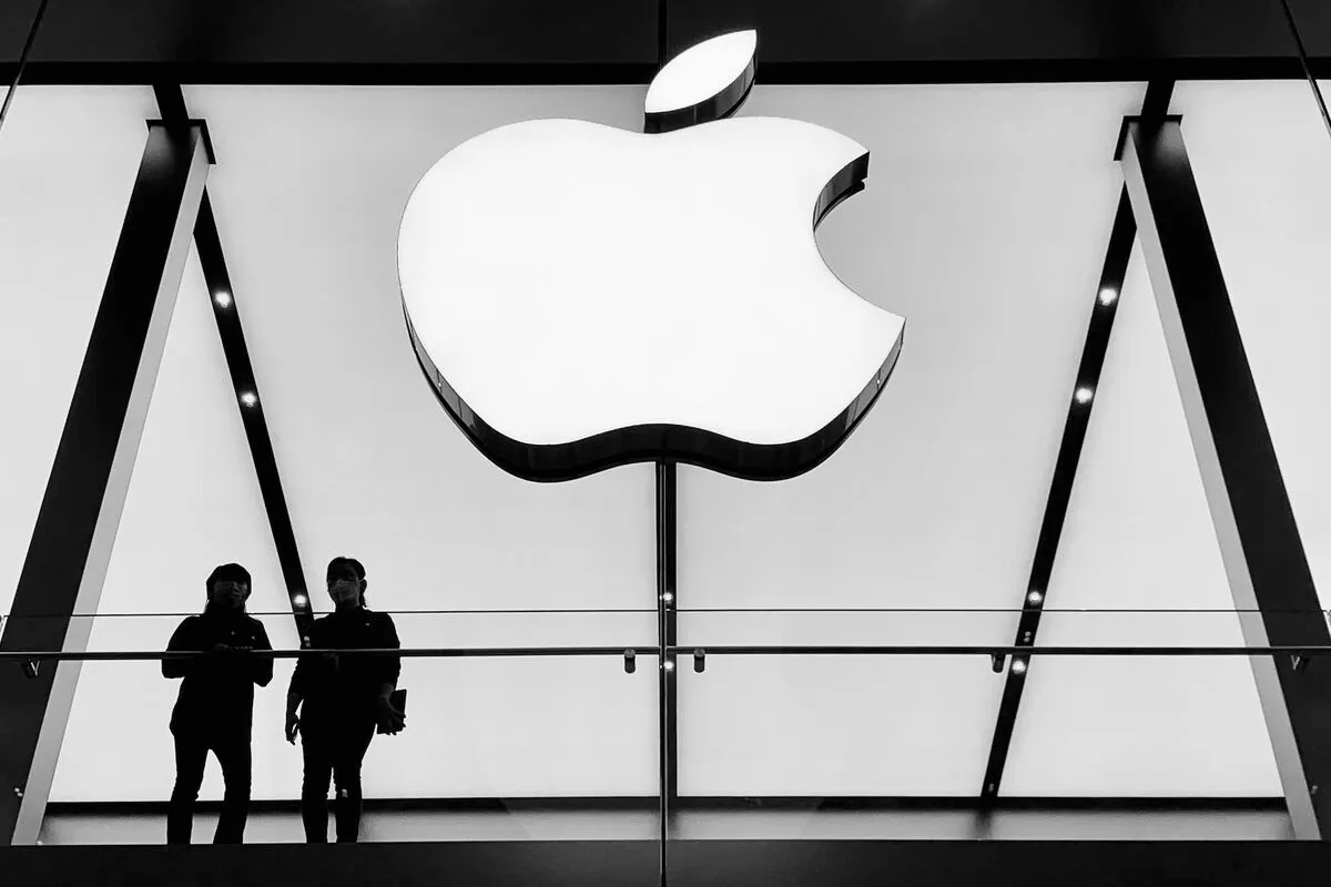 Apple face à une double tempête : intelligence artificielle et tensions commerciales