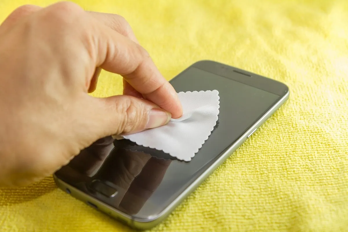Comment nettoyer le haut-parleur et le micro de son smartphone sans les abîmer