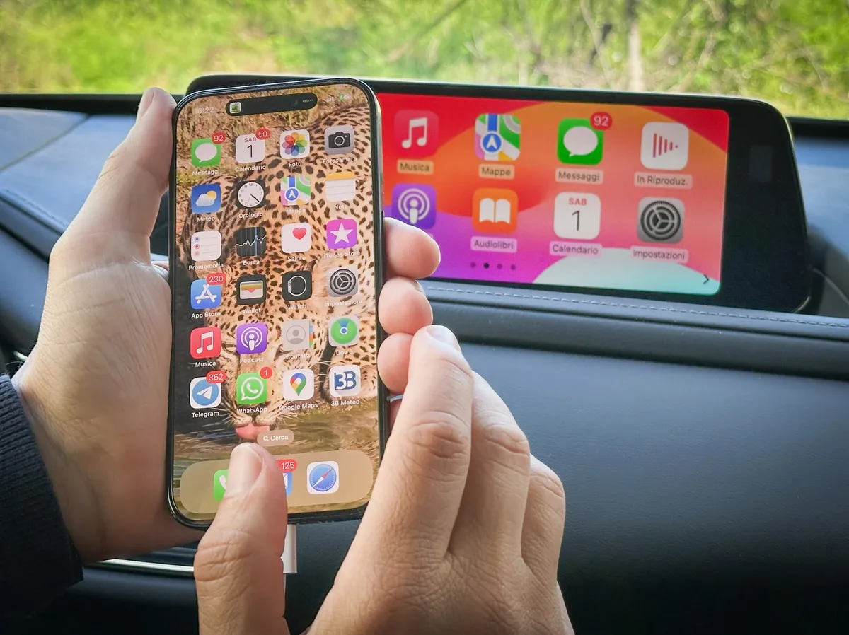 iOS 18.4 : Apple améliore CarPlay avec une troisième rangée d’icônes pour grands écrans