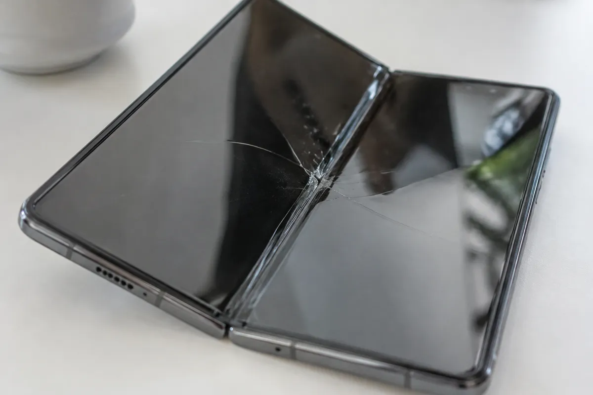 iPhone Duo : des fissures à la charnière, Apple remplace les unités