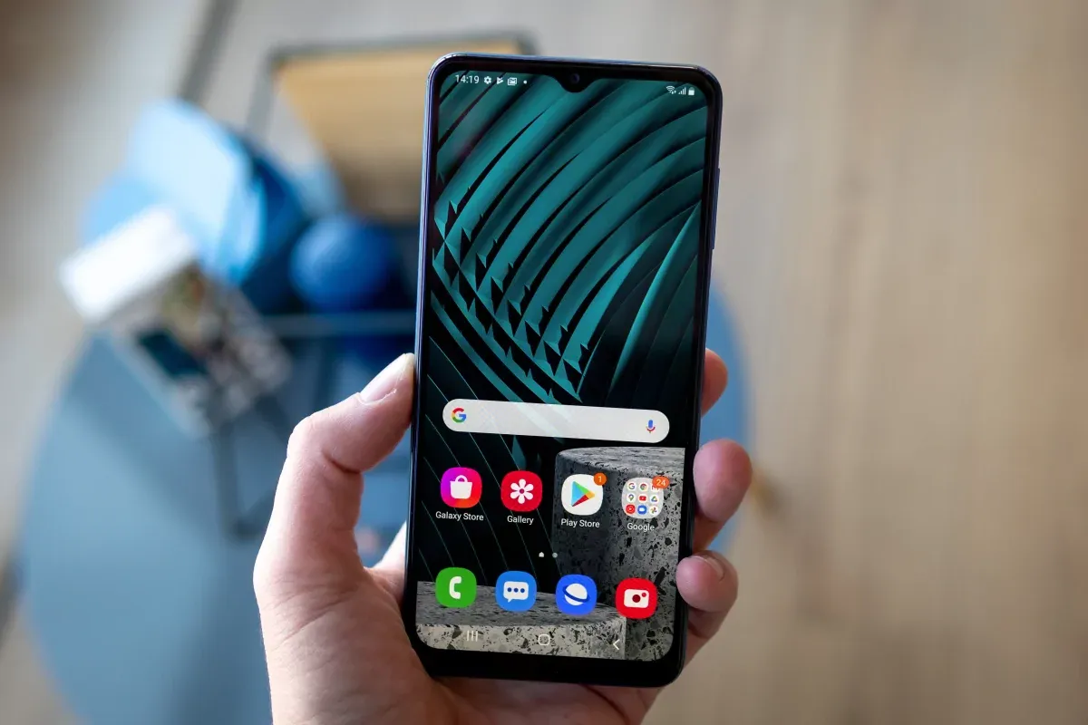 Samsung Galaxy S25 : la mise à jour d’avril 2025 améliore sécurité et expérience utilisateur