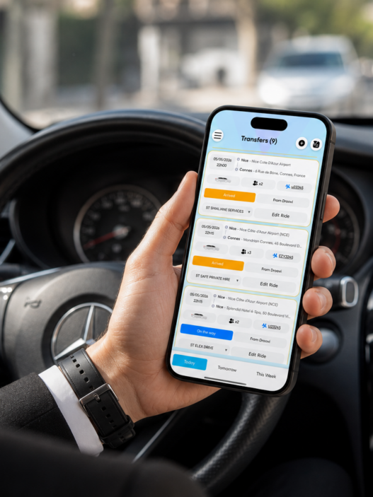 Un chauffeur VTC en costume consulte la liste de ses transferts du jour sur l'application Droovi Driver, au volant de sa Mercedes